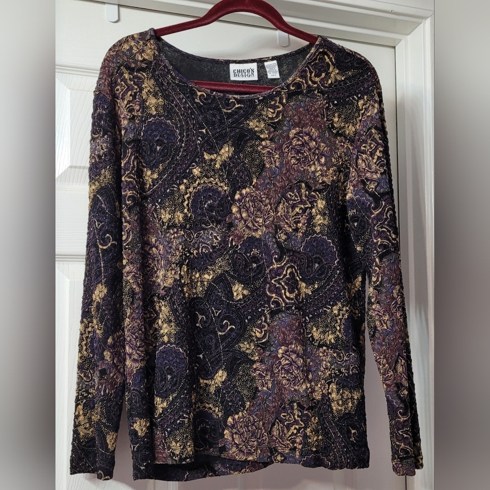 NWT CHICO'S DESIGN SIZE 2 ( Large). Lilacs Metro Tee. Lilacs, Navy blue And Gold